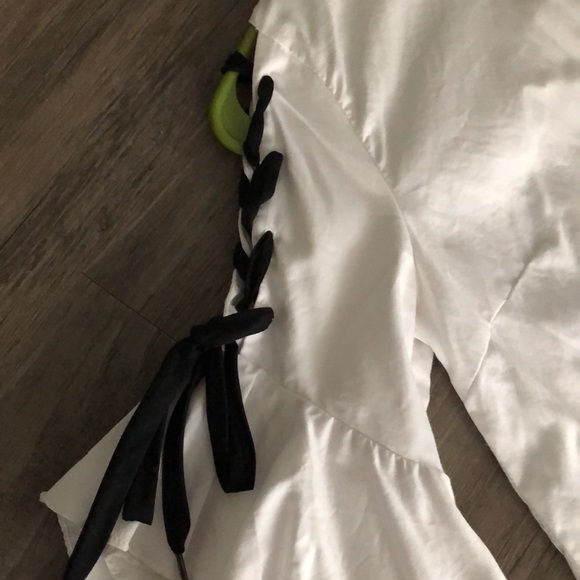 DO+BE WHITE BUTTON DOWN WITH LAXE UP RUFFLE SLEEVE - Picture 4 of 6